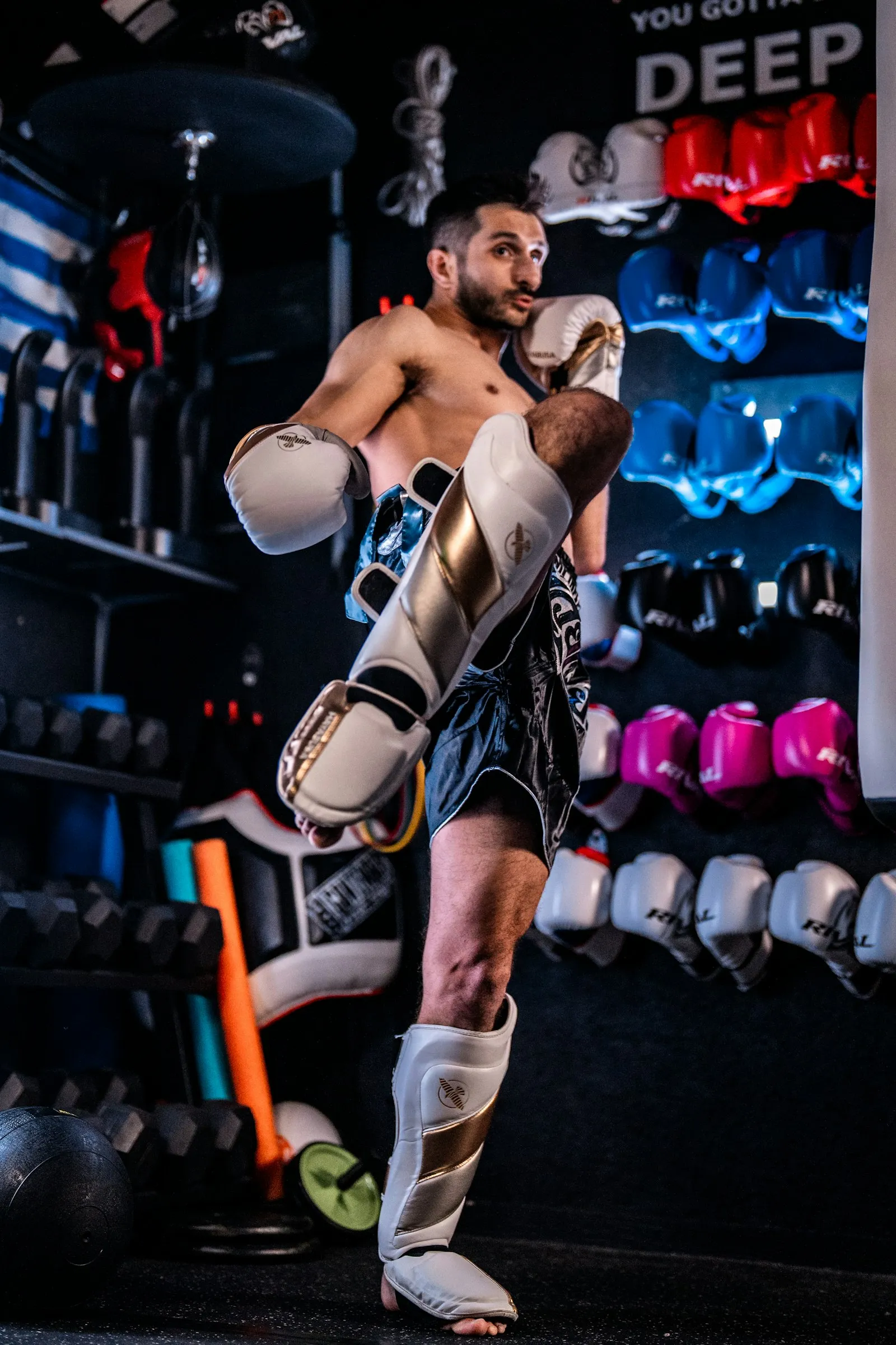 Alumno entrenando Muay Thai en el gimnasio