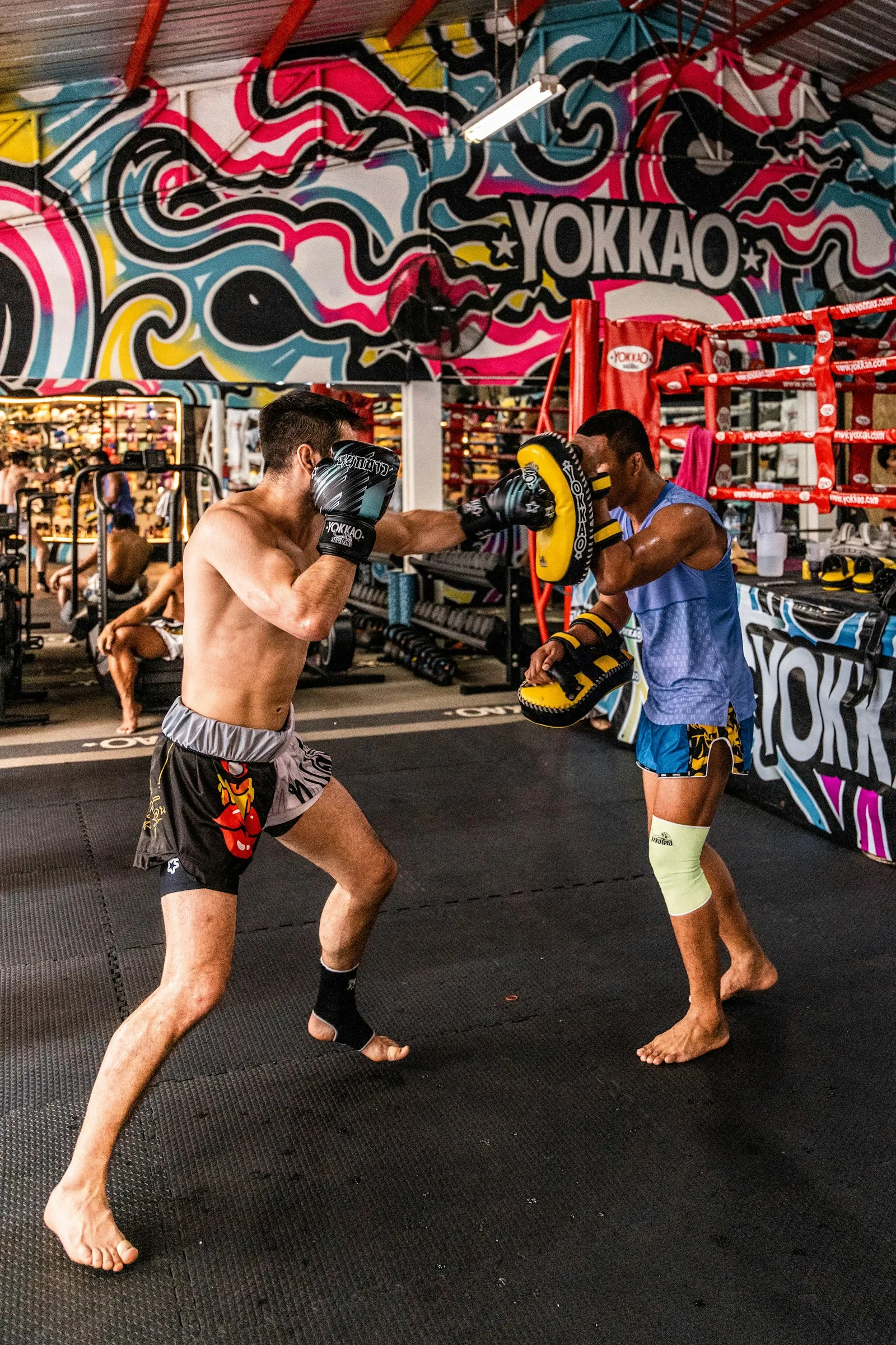 Dos alumnos entrenando Muay Thai en pareja