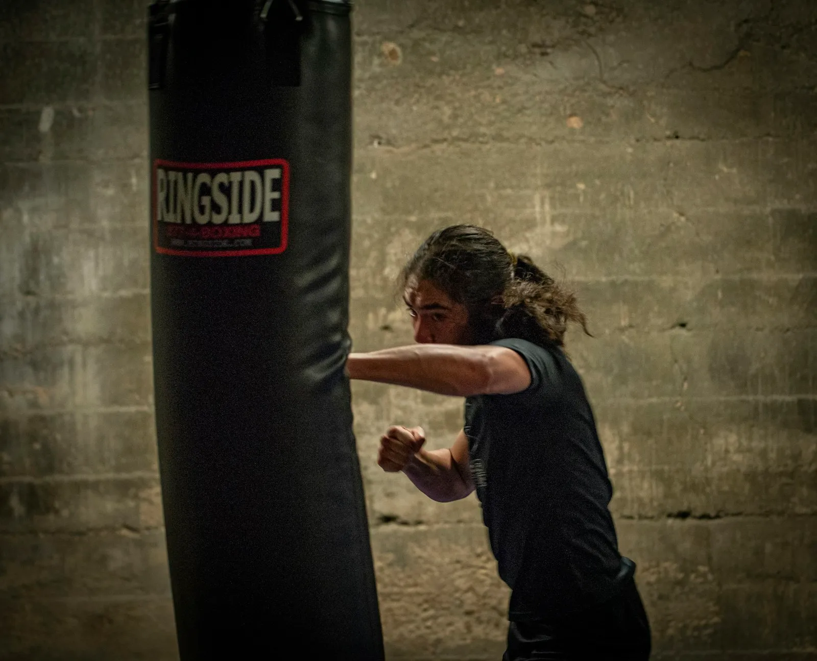 Mujer entrenando con saco de boxeo