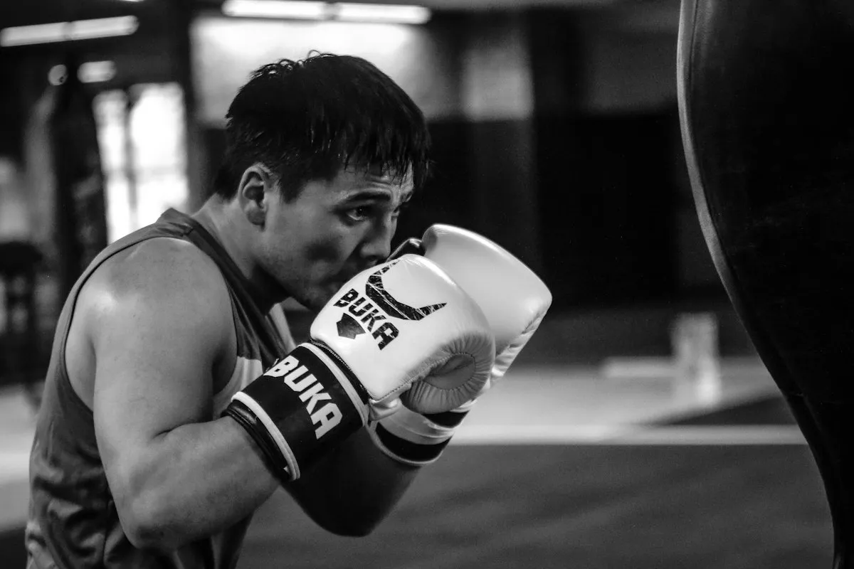 Alumno con guantes de boxeo en el gimnasio