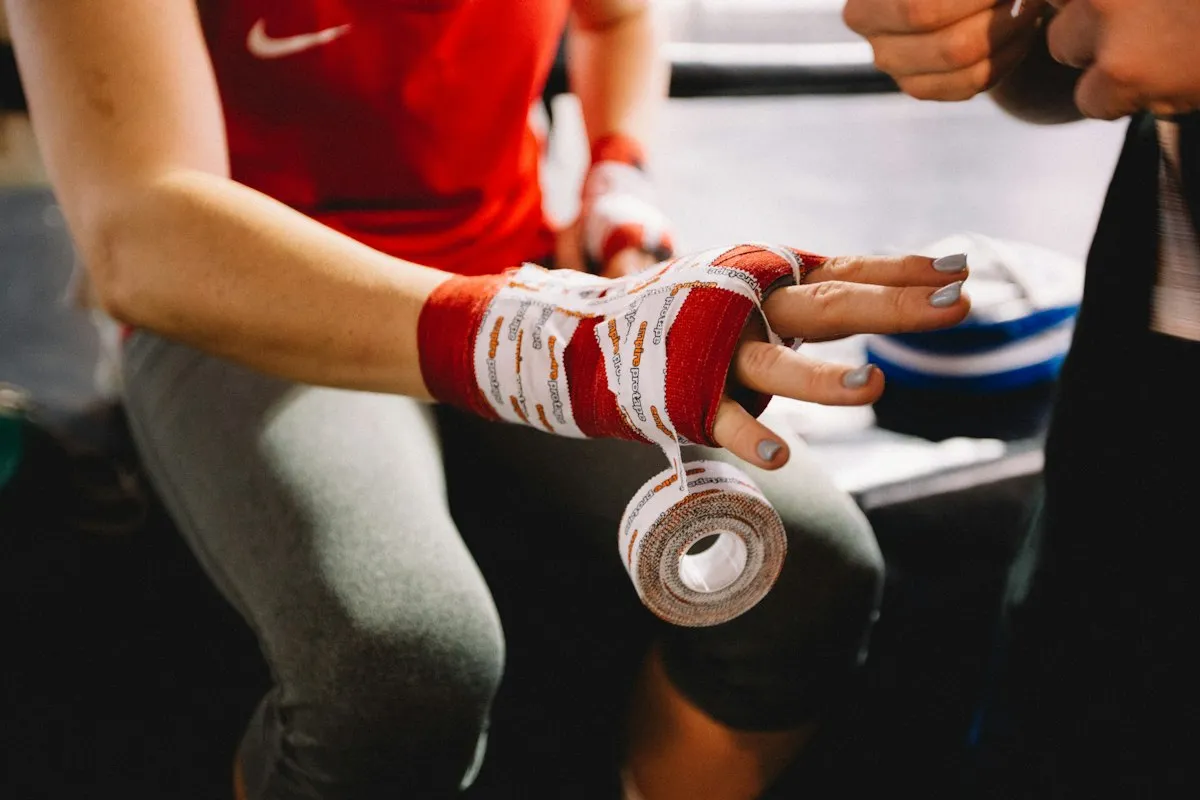 Atleta venciéndose las manos antes de entrenar