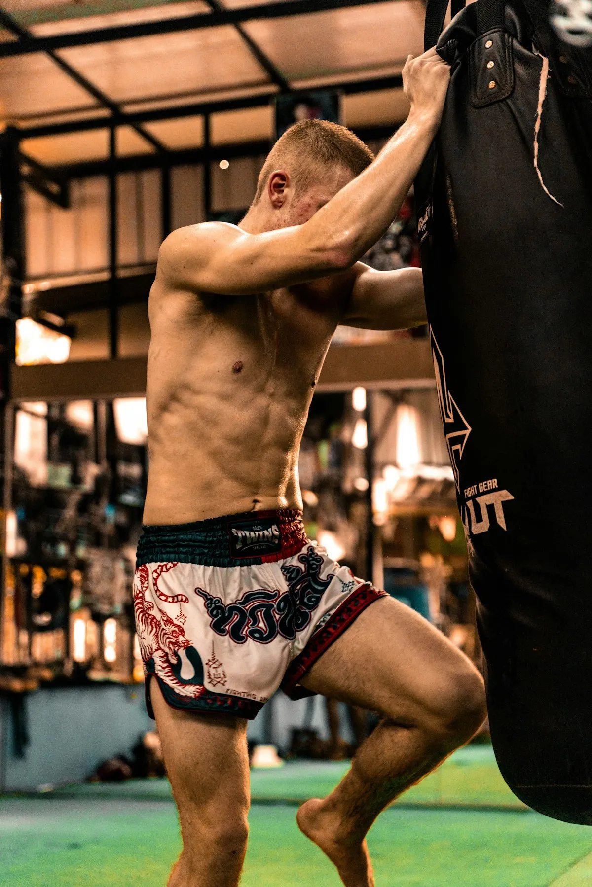 Alumno entrenando con saco pesado