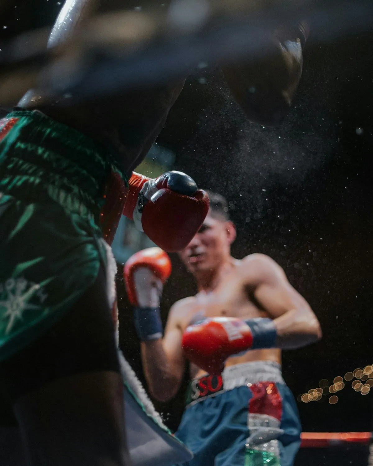 Dos alumnos dentro del ring de boxeo
