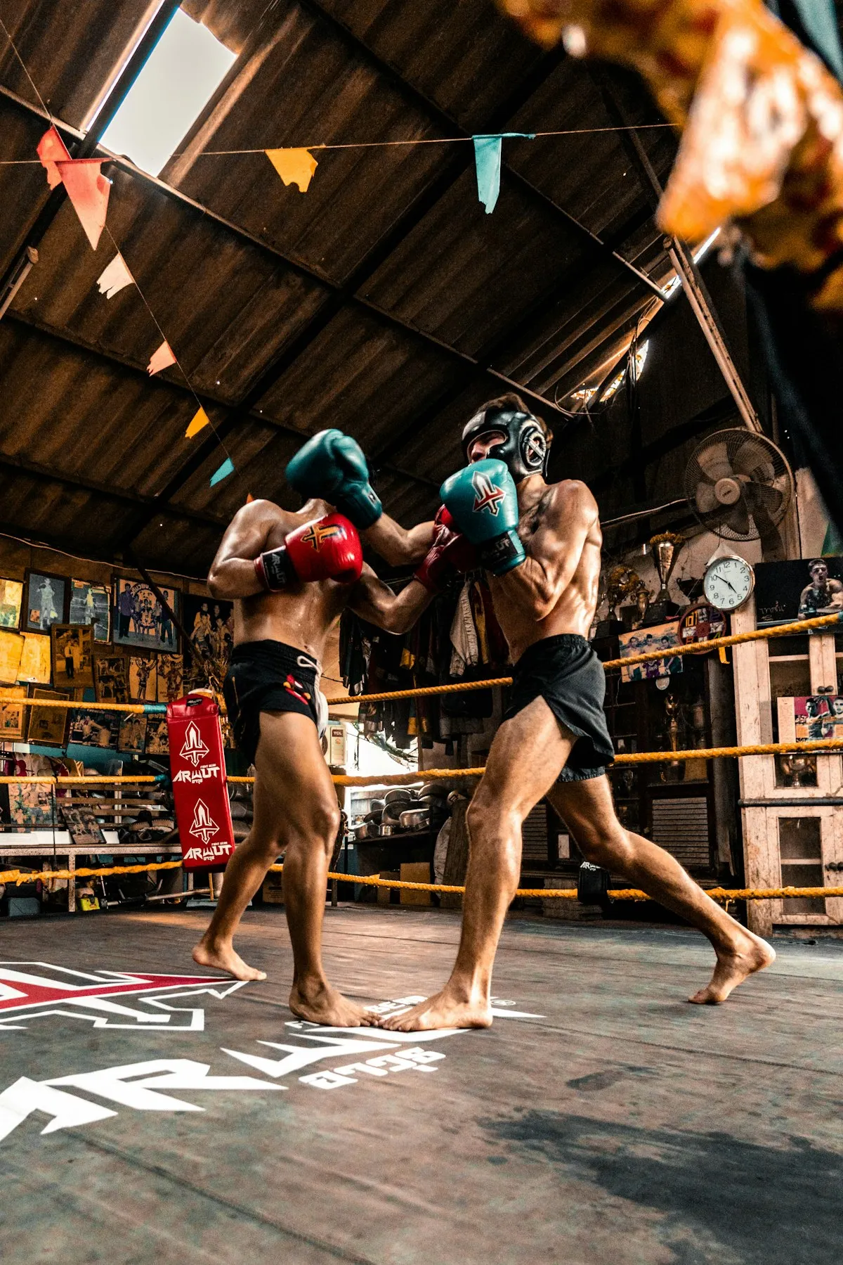 Sparring controlado entre dos boxers en el ring